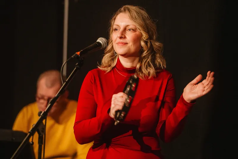 Eva na koncertě v Café Práh v únoru 2026
