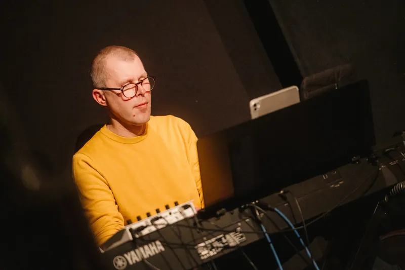 Marek má stejně jako Tomáš výhodu, při koncertech může sedět